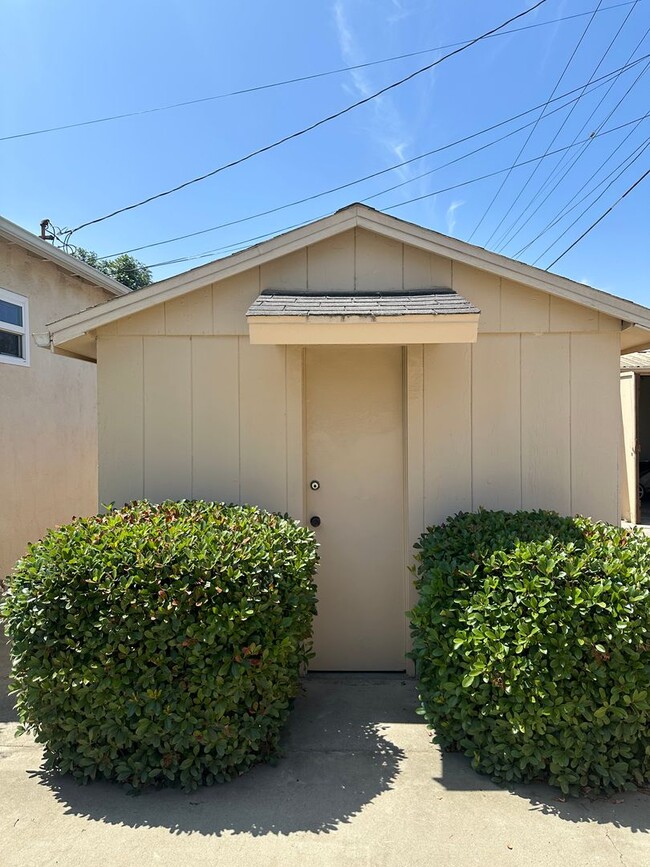 Building Photo - Perfection! Corner Lot Pool Home