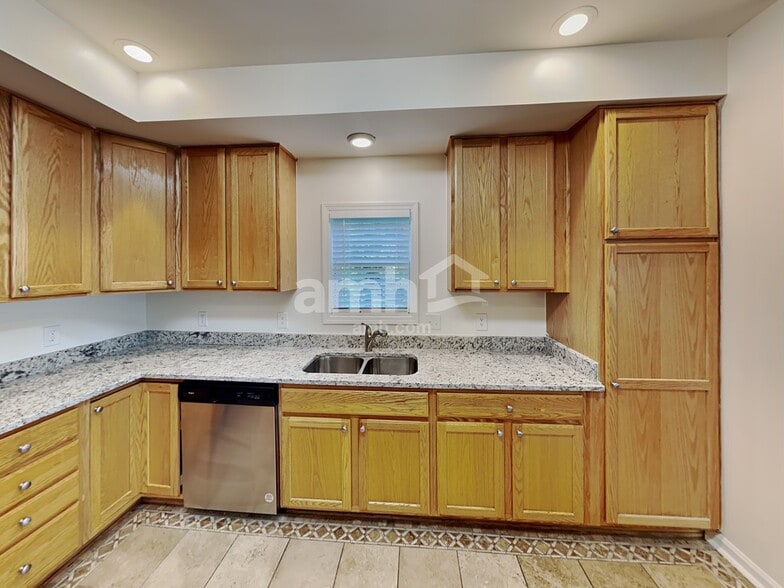 Building Photo - 1205 Chapmans Retreat Dr