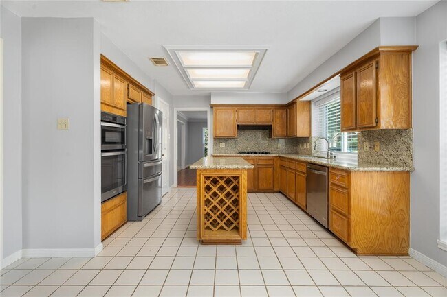 Building Photo - 15127 Greenleaf Ln