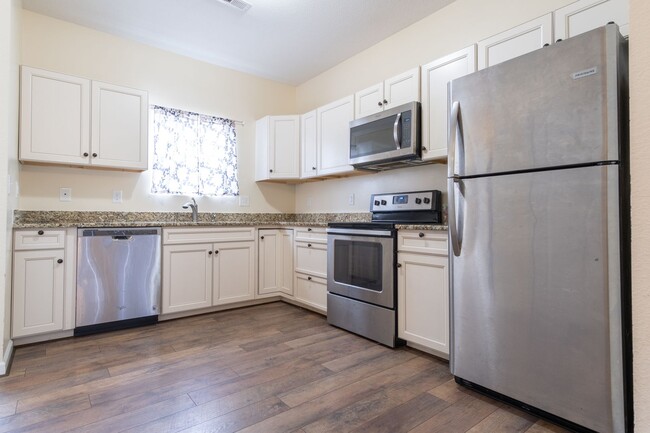 Building Photo - MOVE IN READY 3 Bedroom!