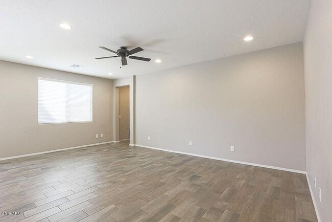 Building Photo - Stunning 3 bedroom plus Den with 2.5 bathrooms. Come, show & rent today!!!  End property!!!  Good...