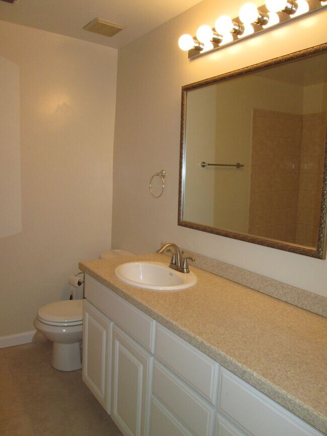 Building Photo - Logan Circle Centrally Located near Dupont...