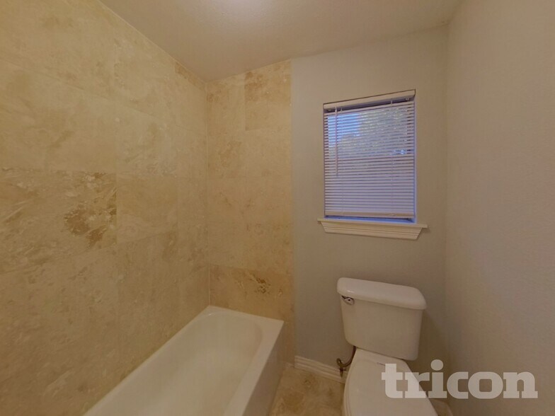 Building Photo - 126 Tharp St