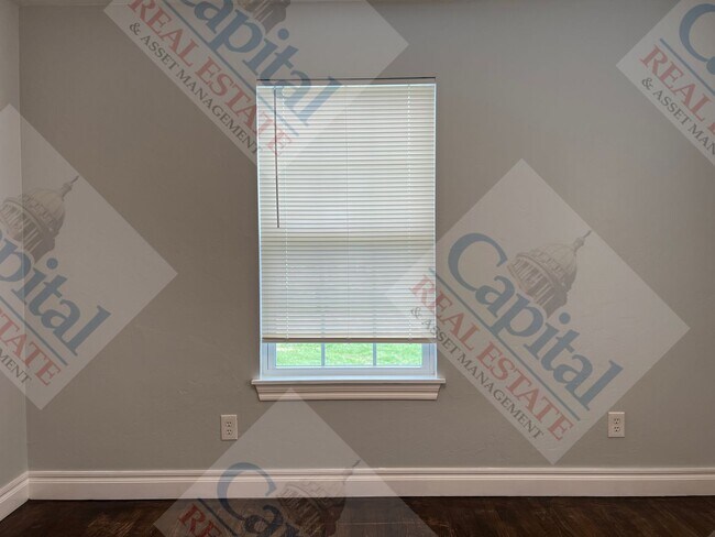 Building Photo - Updated 3 Bedroom