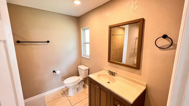 Building Photo - Beautiful 4 Bedroom 2 Bath Home!