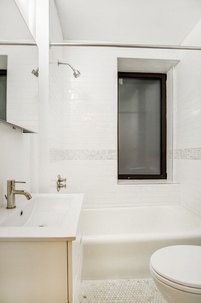 Building Photo - 225 W 23rd St