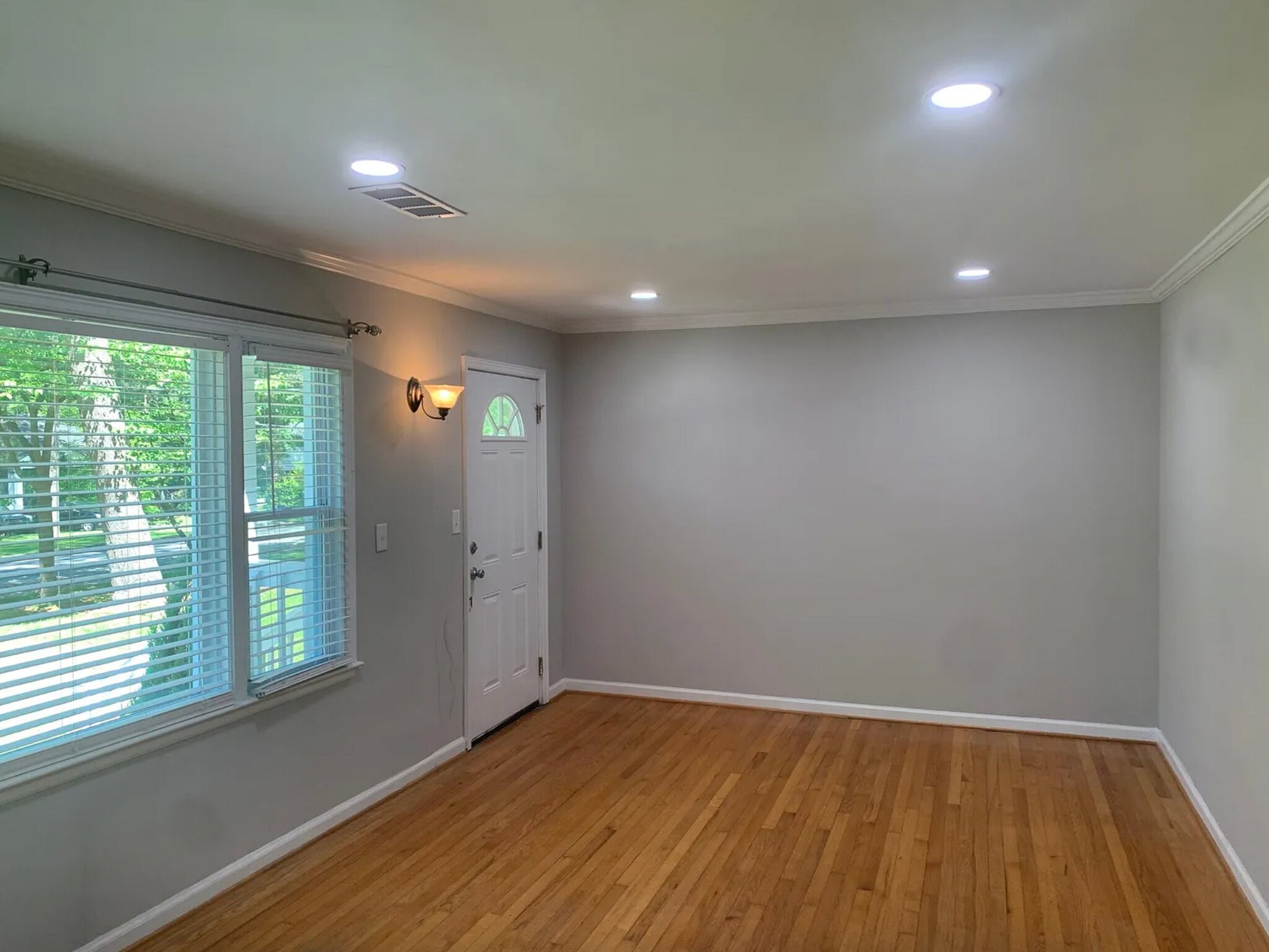 Building Photo - 864 Shadowridge Dr SE
