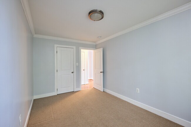 Building Photo - 2832 Hartford St SE