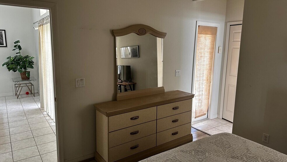 Room 2 - 2651 Oneida Loop