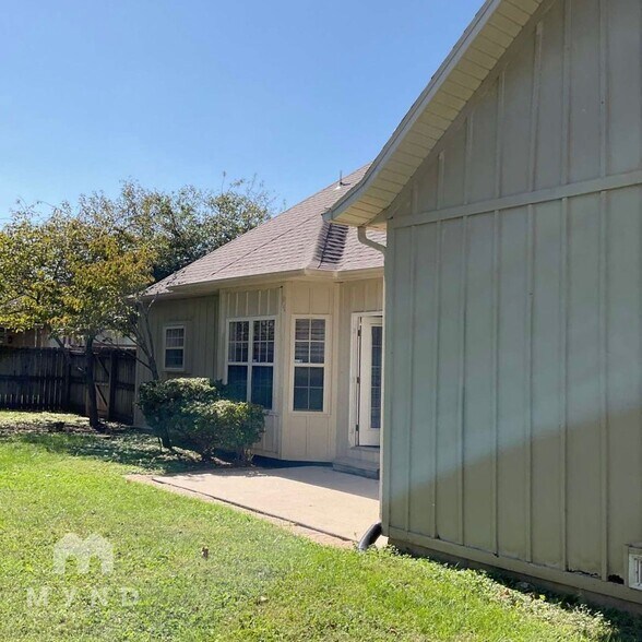 Building Photo - 5622 N 11th Ave