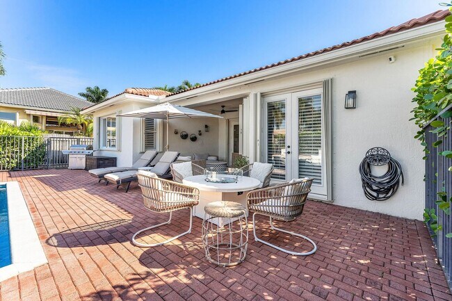 Building Photo - 121 Palm Cir