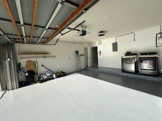 Building Photo - 5810 NW 37th Ave