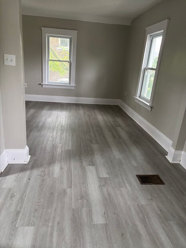 Building Photo - Section 8 & Eden Welcomed! 3 Bedroom home ...