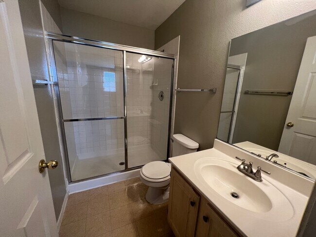 Building Photo - Spacious 2bed/ 2.5 bath Townhouse in Gated...