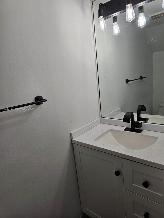 Building Photo - 10142 SW 77th Ct