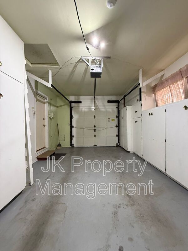 Building Photo - 1726 Alder Dr