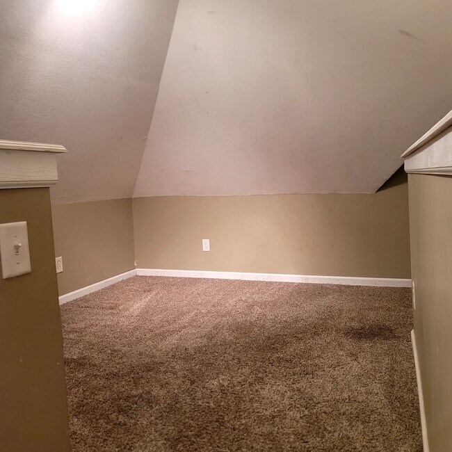 Building Photo - 3 Bedroom/ 1.5 Bathroom Split Level Duplex!