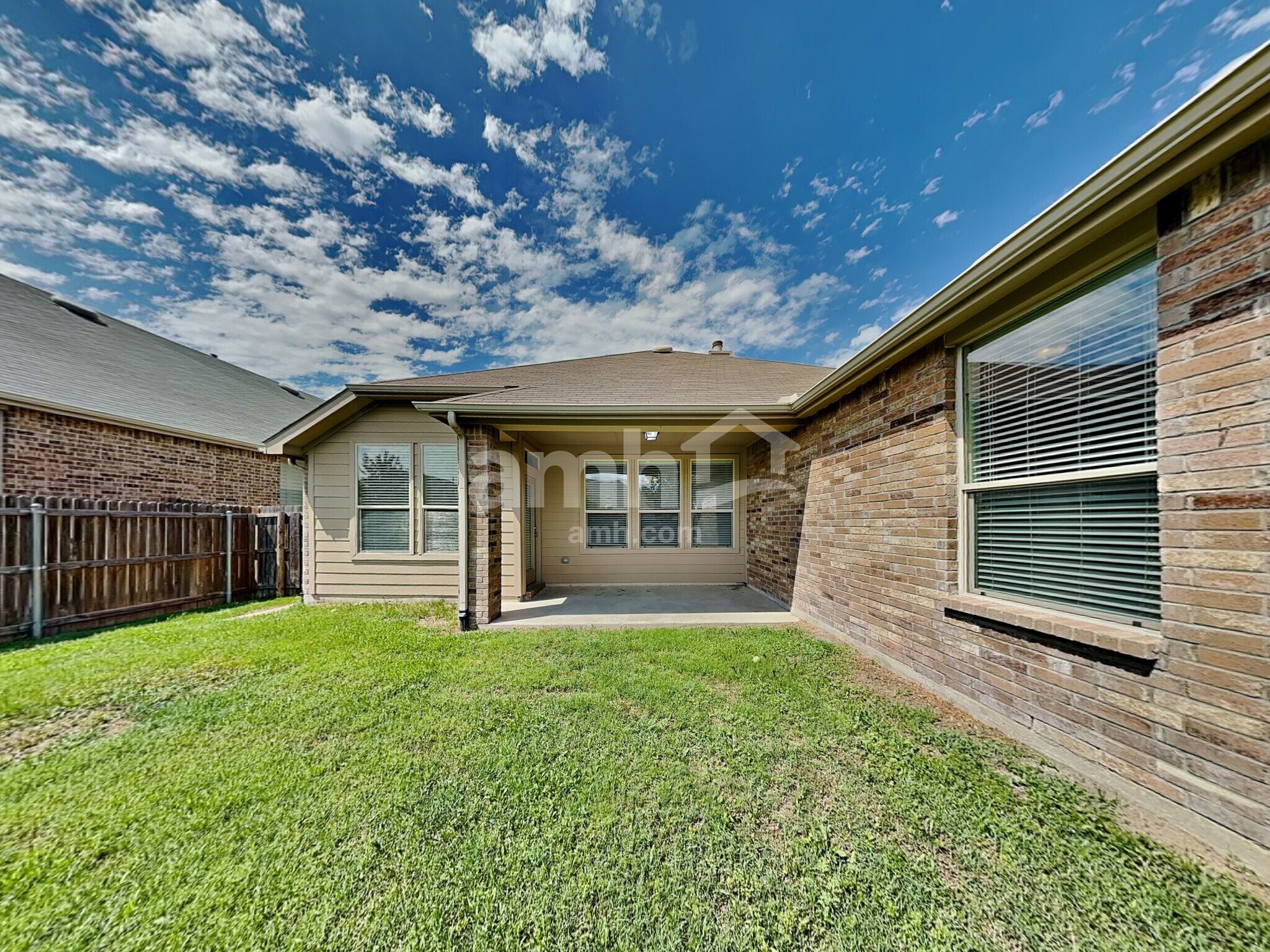 Building Photo - 313 Hawthorn Dr