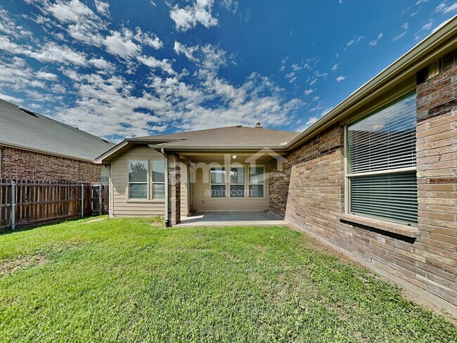 Building Photo - 313 Hawthorn Dr