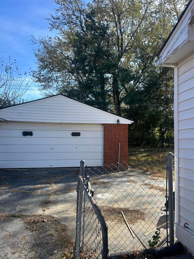 Building Photo - 2209 Jasmine Dr