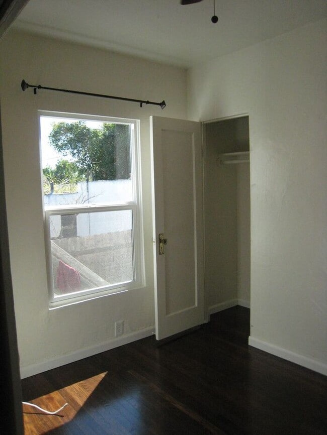 Building Photo - Duplex w/ yard and garage!