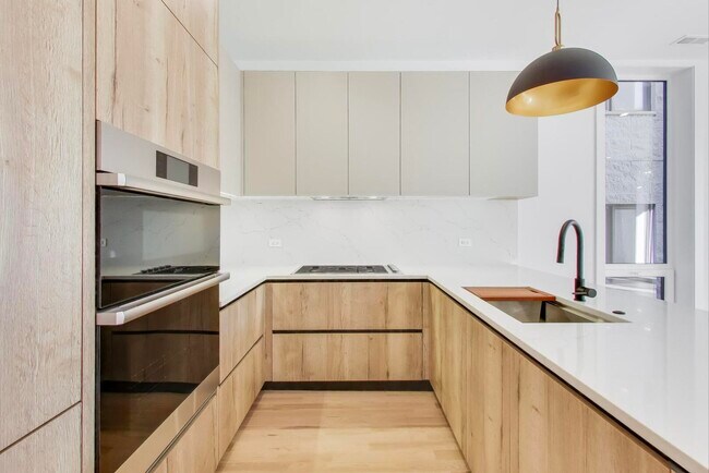 Building Photo - 2456 W Cortez St