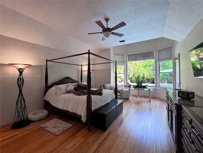 Building Photo - 375 Sabal Way