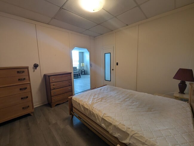 Building Photo - Furnished One Bedroom Upstairs Apartment