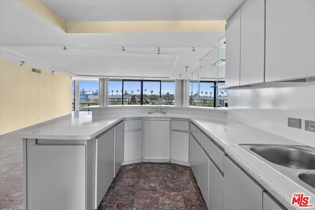 Building Photo - 4265 Marina City Dr