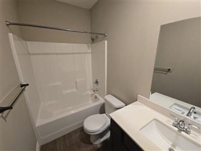 Building Photo - 5519/23 N Edwards Cir