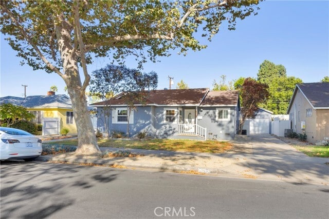 Building Photo - 353 Cres