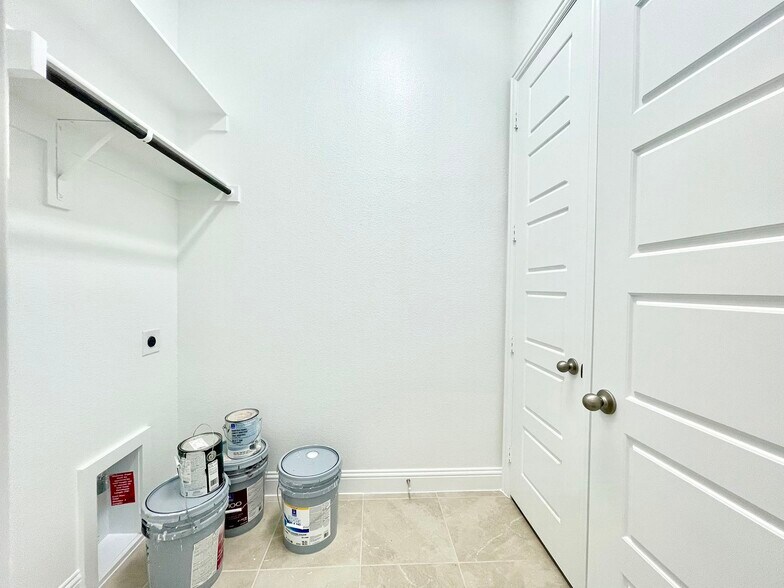 Building Photo - 16643 Chadwell Dr