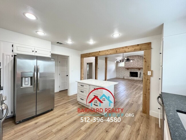 Building Photo - Country Living At It's Finest!