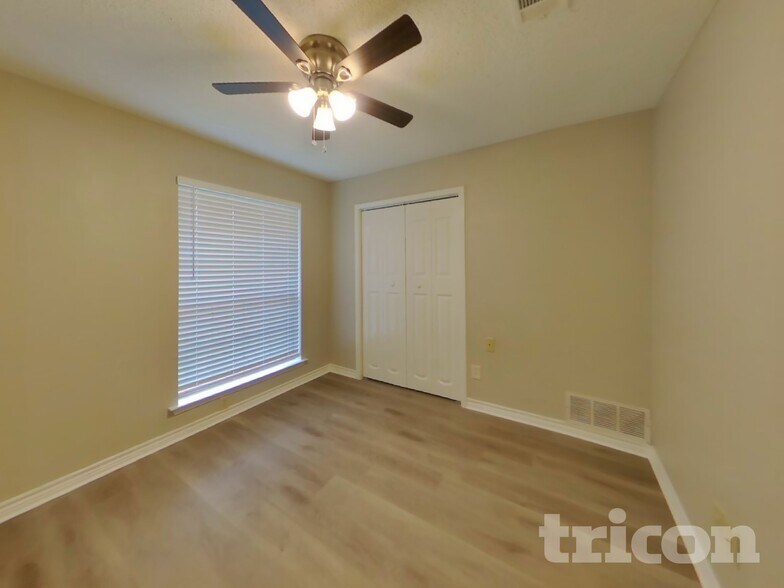 Building Photo - 528 Renee Ln