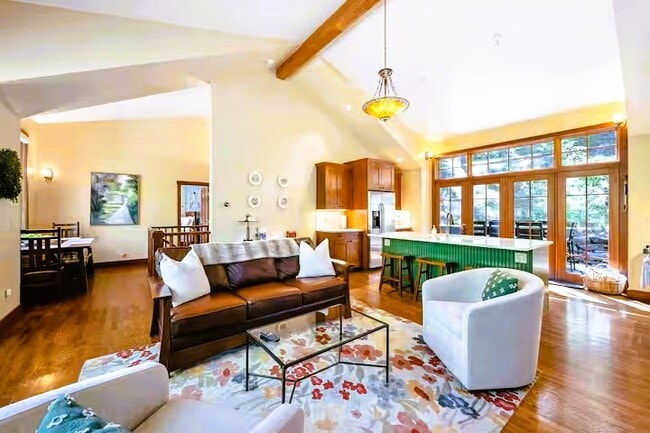 Building Photo - 738 Skyline Dr