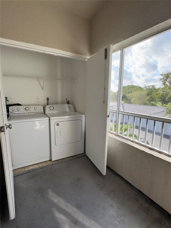 Building Photo - 2861 N Oakland Forest Dr