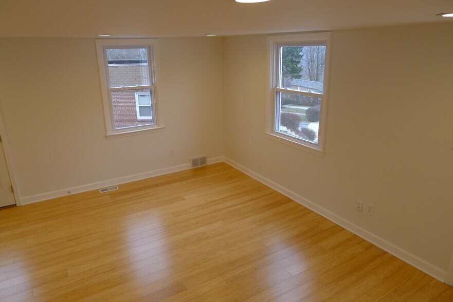 Building Photo - 278 Valley View Road