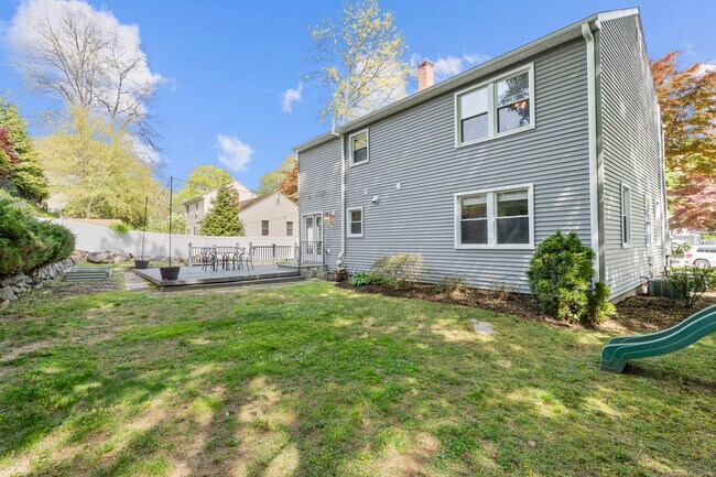 Building Photo - 14 Meadowpark Ave N