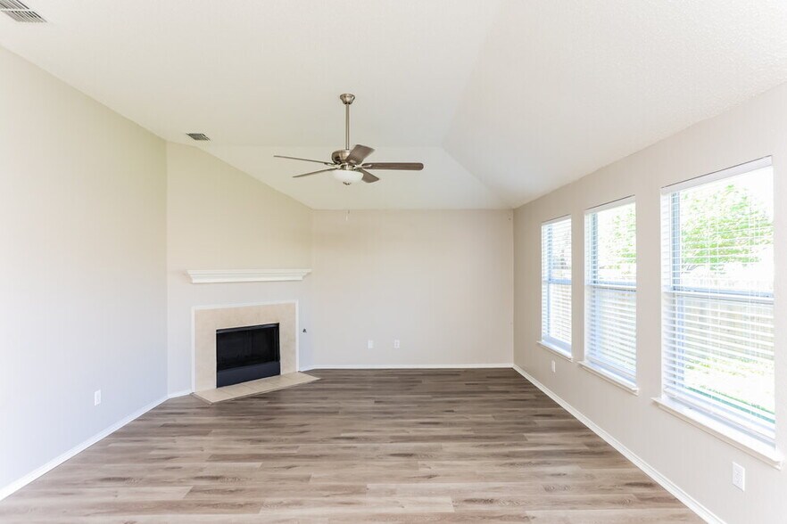 Building Photo - 1205 Hampton Dr