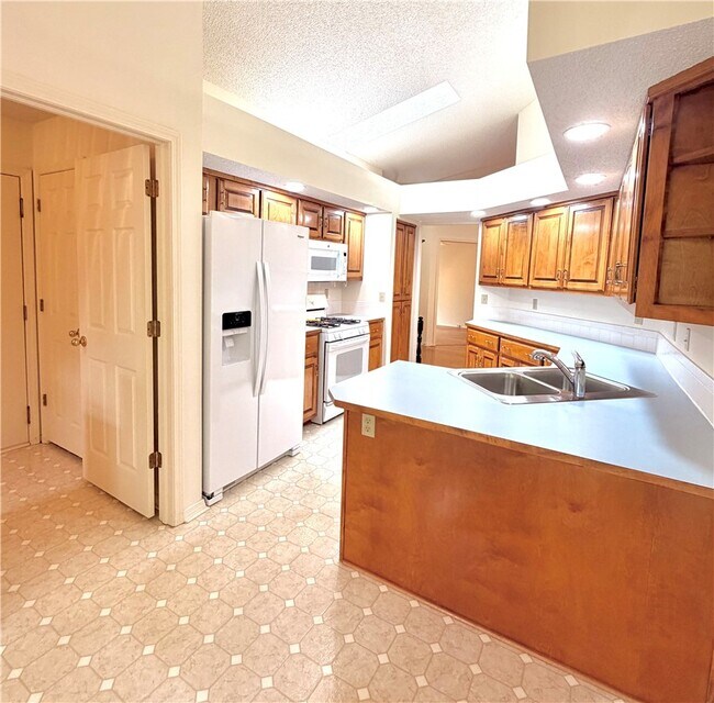 Building Photo - 11 Blakeney Ln