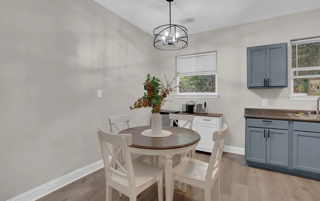 Building Photo - Vintage Craftsman