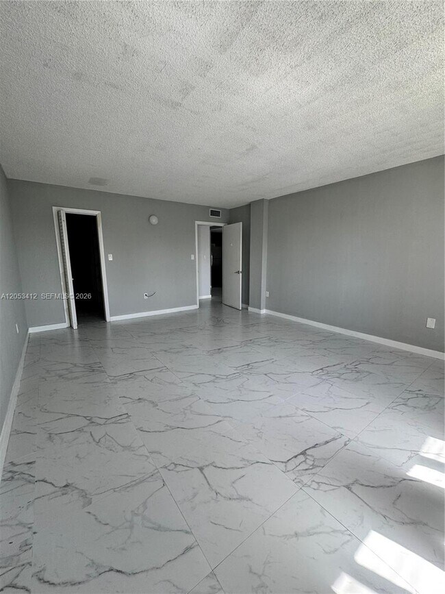 Building Photo - 6930 Miami Gardens Dr