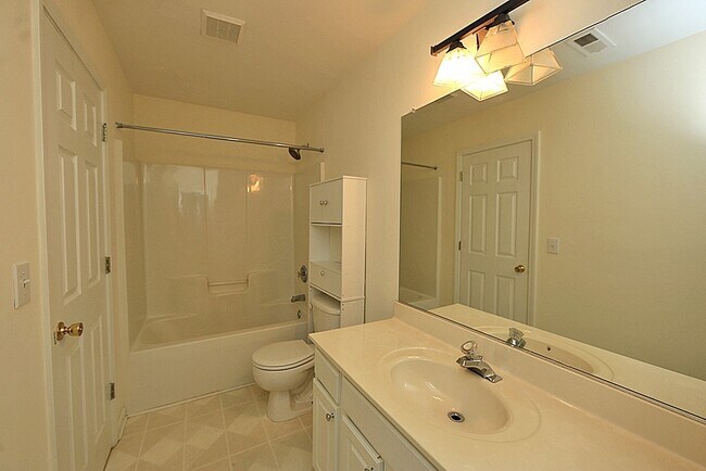 Building Photo - 3 Bedroom Detached Home in Desirable Delta...