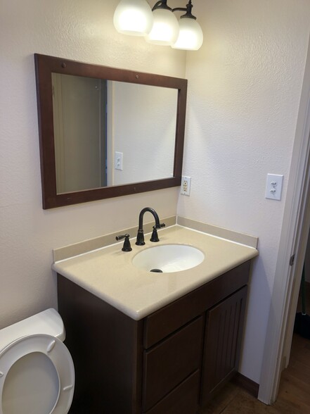 Bathroom 2 - 623 Brittania St