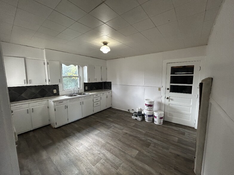 Building Photo - 233 S Pine St