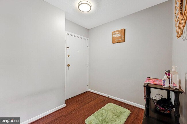 Building Photo - 9743 Kings Crown Ct