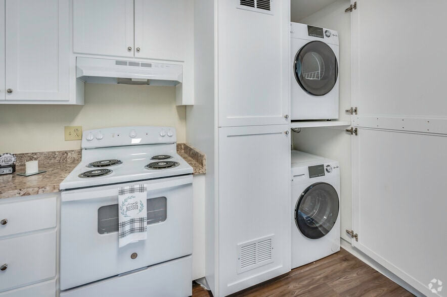 3BR, 2BA - 1150SF - Laundry - Summer Village Apartments
