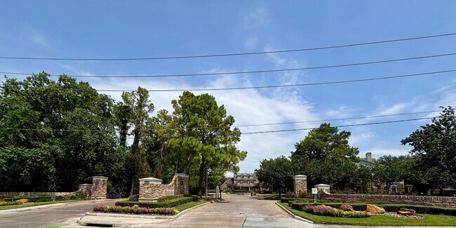 Building Photo - 10440 Deerwood Rd