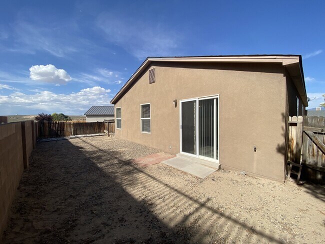 Building Photo - Spacious 3BR/2Bath/2Living - 1 Car Garage