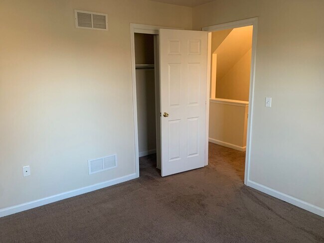 Building Photo - 3 Bedroom 1.5 Bathroom's